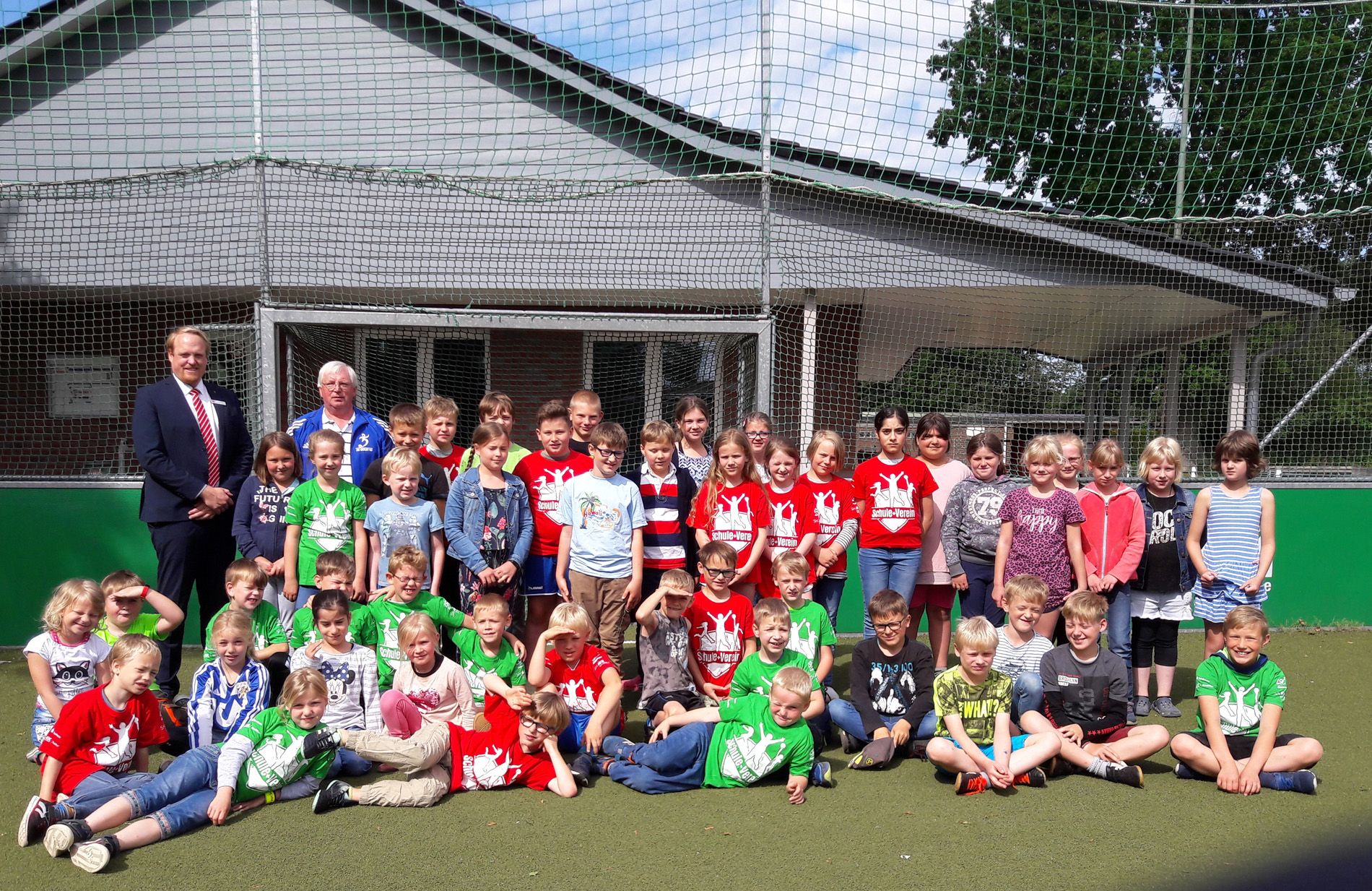 Schule u. Verein T-Shirt bergabe Sparkasse Westholstein Fussball AG Grundschule Schafstedt 14.06.2019